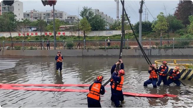麒麟?yún)^(qū)遭暴雨突襲|部分道路積水嚴(yán)重，消防緊急排澇解憂
